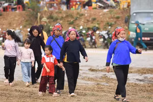 Người dân nô nức tham gia Hội hát Sloong hao và Phiên chợ Xuân vùng cao xã Tân Sơn. 