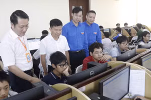 Ban tổ chức động viên các thí sinh tham gia dự thi.