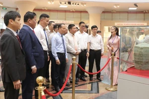 Các đại biểu và du khách tham quan không gian trưng bày.