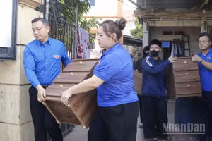Các lực lượng tình nguyện tham gia hỗ trợ người dân di dời. (Ảnh: A.T)