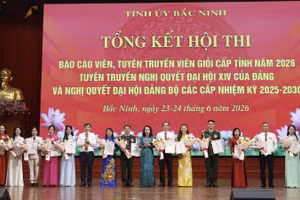 Ban Tổ chức tặng hoa, chúc mừng các thí sinh tham dự Hội thi cấp tỉnh.
