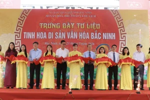 Các đại biểu cắt băng khai mạc không gian trưng bày “Tinh hoa di sản văn hóa Bắc Ninh”.