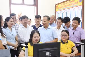 Đồng chí Mai Sơn, Phó Chủ tịch Thường trực Ủy ban nhân dân tỉnh Bắc Ninh kiểm tra việc vận hành thử nghiệm mô hình “Trợ lý nhân dân” tại phường Song Liễu.