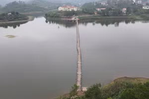 Chiếc cầu phao tạm như sợi chỉ vắt ngang lòng hồ Cấm Sơn đã tồn tại từ năm 2018.