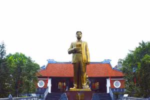Tượng đài Tổng Bí thư Nguyễn Văn Cừ trong khuôn viên khu lưu niệm.
