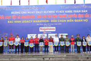 Ban Tổ chức trao cờ lưu niệm tặng các đoàn tham dự. 