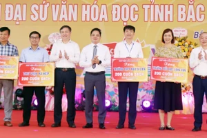 Ban tổ chức trao tặng sách các đơn vị, trường học nhằm khuyến khích, phát triển thói quen đọc sách trong học sinh và cộng đồng.