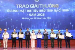 Lãnh đạo tỉnh Bắc Ninh và Tỉnh Đoàn chúc mừng các gương mặt trẻ tiêu biểu được vinh danh.