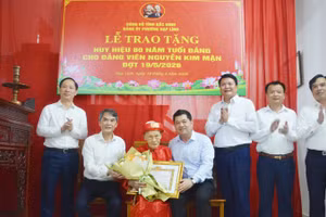 Các đồng chí lãnh đạo Tỉnh ủy Bắc Ninh và phường Hạp Lĩnh chúc mừng đảng viên Nguyễn Kim Mận vinh dự nhận Huy hiệu 80 năm tuổi Đảng.