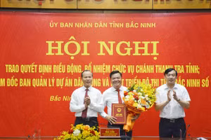 Lãnh đạo tỉnh trao quyết định và tặng hoa chúc mừng đồng chí Hồ Nguyên Hồng, Tỉnh ủy viên, Phó Trưởng ban Tuyên giáo và Dân vận Tỉnh ủy giữ chức Chánh Thanh tra tỉnh.