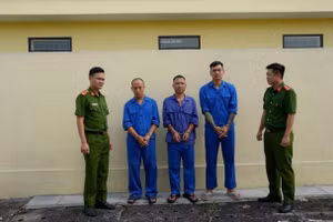 Từ trái sang ba người đứng giữa: Trần Đình Tiệp (Vua Quạt), Nguyễn Văn Hợi (Khánh Sky) và Hồ Văn Khoa tại cơ quan điều tra. (Ảnh: Công an Bắc Ninh)