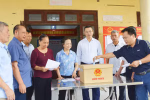 Người dân thôn Phú Mẫn, xã Yên Phong bỏ phiếu lấy ý kiến về Đề án thành lập thành phố Bắc Ninh trực thuộc Trung ương.