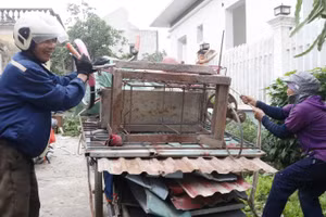 Người dân xã Gia Bình thu dọn đồ đạc bàn giao mặt bằng.