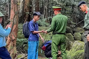 Lực lượng chức năng động viên, ổn định tâm lý du khách khi được giải cứu.