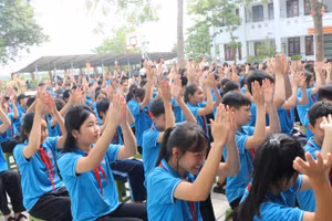 Gần 1.000 học sinh Trường trung học cơ sở Hòa Long, phường Kinh Bắc tham gia chương trình.