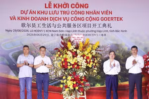 Lãnh đạo tỉnh Bắc Ninh tặng hoa chúc mừng lễ khởi công.