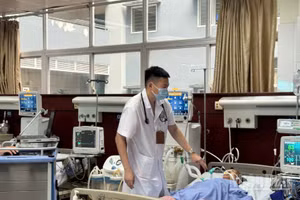 Bảo hiểm xã hội giúp người dân giảm gánh nặng khi khám chữa bệnh. (Ảnh A.T)