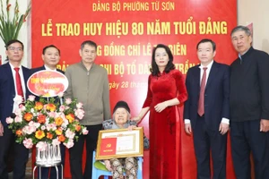 Đồng chí Nguyễn Thị Hương, Phó Bí thư Thường trực Tỉnh ủy Bắc Ninh trao Huy hiệu 80 năm tuổi Đảng tặng đảng viên Lê Thị Biên, chi bộ tổ dân phố Trần Phú, Đảng bộ phường Từ Sơn.
