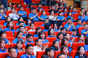 Hơn 400 đại biểu là cán bộ công đoàn, công nhân,người lao động, tham dự hội nghị.