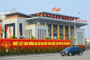 Quảng trường 3/2 tại phường Bắc Giang rực rỡ sắc màu với cờ, pano, khẩu hiệu chào mừng Đại hội Đảng toàn quốc lần thứ XIV.