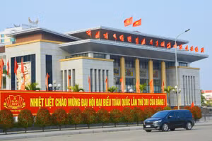 Quảng trường 3/2 tại phường Bắc Giang rực rỡ sắc màu với cờ, pano, khẩu hiệu chào mừng Đại hội Đảng toàn quốc lần thứ XIV.