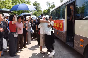 Những vòng tay ôm chặt khi gặp lại người thân.