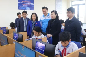 Các đại biểu tham quan công trình thanh niên "Kết nối số-nâng bước em tới trường" vừa được khánh thành.