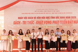Ban tổ chức tặng hoa các đơn vị tham dự. 