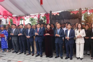 Các đại biểu dâng hương tại Văn Miếu-Bắc Ninh.