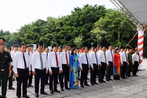 Đoàn đại biểu tỉnh Bắc Ninh dâng hương, dâng hoa tại Tượng đài đồng chí Lê Quang Đạo. (Ảnh A.T)