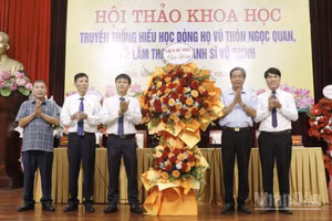 Các đại biểu tặng hoa chúc mừng Hội thảo. (Ảnh: A.T)