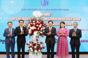 Lãnh đạo Hiệp hội Thức ăn chăn nuôi Việt Nam chúc mừng Tạp chí điện tử Thức ăn chăn nuôi Việt Nam ra mắt.
