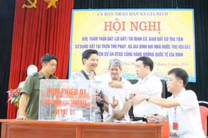 Người dân thôn Thủ Pháp phấn khởi khi nhận kết quả bốc thăm.