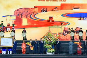 Tỉnh Bắc Ninh đón nhận bằng ghi danh Nghề làm tranh dân gian Đông Hồ vào Danh sách Di sản văn hóa phi vật thể cần bảo vệ khẩn cấp và lẵng hoa do các đồng chí lãnh đạo Đảng, Nhà nước, đại diện Liên hợp quốc, Bộ Văn hóa, Thể thao và Du lịch trao tặng.