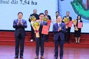 Bí thư Tỉnh ủy Bắc Ninh Nguyễn Hồng Thái và Chủ tịch Ủy ban nhân dân tỉnh Phạm Hoàng Sơn trao Quyết định chấp thuận chủ trương đầu tư dự án hạ tầng khu công nghiệp.