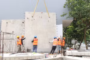 Thi công lắp ghép nhà bê-tông đúc sẵn tại thôn Nội Phú, xã Gia Bình.