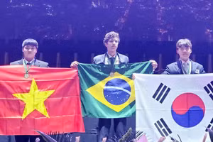 Em Tạ Ngọc Minh trên bục nhận Huy chương Vàng kỳ thi Olympic Vật lý quốc tế năm 2026.