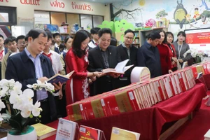 Các đại biểu tham quan Trưng bày sách, báo Xuân Bính Ngọ 2026 tại Thư viện Bắc Ninh số 2.