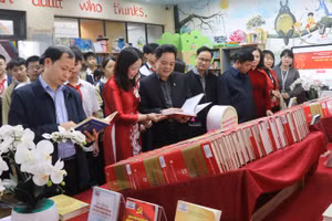 Các đại biểu tham quan Trưng bày sách, báo Xuân Bính Ngọ 2026 tại Thư viện Bắc Ninh số 2.