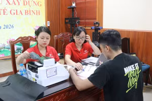 Các hộ gia đình bàn giao sớm mặt bằng đất ở phục vụ dự án Cảng hàng không Quốc tế Gia Bình nhận tiền thưởng hỗ trợ.