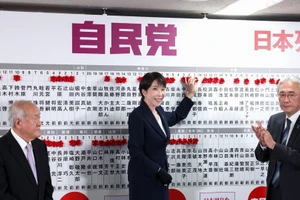 Thủ tướng Nhật Bản Sanae Takaichi, lãnh đạo đảng Dân chủ Tự do (LDP), gắn tên các ứng viên của đảng giành chiến thắng trong cuộc bầu cử Hạ viện, tại Tokyo ngày 8/2/2026. Ảnh: Anadolu/TTXVN