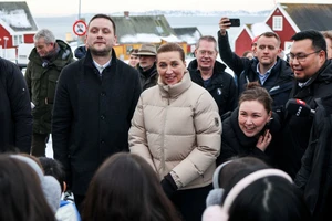 Thủ tướng Đan Mạch Frederiksen (giữa) gặp gỡ người dân Greenland.