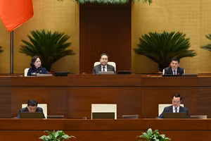 Chủ tịch Quốc hội Trần Thanh Mẫn và các Phó Chủ tịch Quốc hội chủ trì, điều hành phiên họp chiều 10/4. (Ảnh: THỦY NGUYÊN)