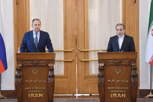 (Tư liệu) Ngoại trưởng Nga Sergey Lavrov và Ngoại trưởng Iran Seyed Abbas Araghchi tại cuộc họp báo chung ở Tehran ngày 25/2/2025. Ảnh: THX/TTXVN