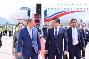 Bộ trưởng Bộ Công Thương Lê Mạnh Hùng đón Thủ tướng Campuchia Samdech Moha Borvor Thipadei Hun Manet tại sân bay quốc tế Nội Bài (Hà Nội). Ảnh: TTXVN
