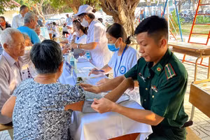 chức khám bệnh cho 400 bà con nghèo, tặng 300 suất quà cho hộ có hoàn cảnh khó khăn ở xã Ninh Điền, tỉnh Tây Ninh. Ảnh: TTXVN