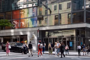 Người dân di chuyển trên đường phố tại New York, Mỹ. (Ảnh: TTXVN)