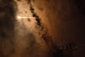 Vệt tên lửa trên bầu trời Jerusalem khi vật thể bay hướng về miền Trung Israel, ngày 27/3/2026. Ảnh: THX/TTXVN