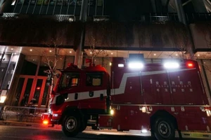 Xe cứu thương được huy động tới tòa tháp Skytree ở Tokyo, Nhật Bản, sau khi xảy ra sự cố thang máy ngày 22/2/2026. (Ảnh: Kyodo/TTXVN)