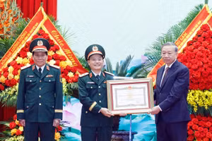 Tổng Bí thư, Chủ tịch nước Tô Lâm, Bí thư Quân uỷ Trung ương trao Danh hiệu Anh hùng Lực lượng vũ trang nhân dân tặng Quân khu 3. Ảnh: TTXVN